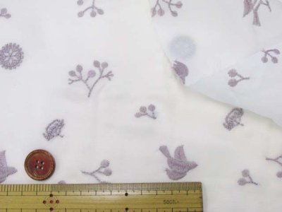 画像1: オシャレな刺繍入り!!　撥水加工　小鳥と木の実柄　ナイロンオックス刺繍生地