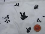 画像5: オシャレな刺繍入り!!　撥水加工　小鳥と木の実柄　ナイロンオックス刺繍生地 (5)