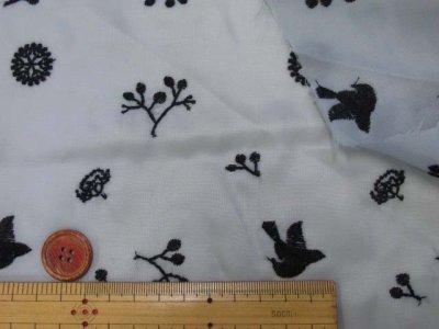 画像2: オシャレな刺繍入り!!　撥水加工　小鳥と木の実柄　ナイロンオックス刺繍生地