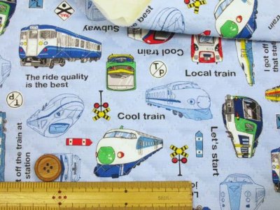 画像1: かっこいい♪　新幹線　電車　踏切　トレイン柄　オックス生地　全針キルト　はぎれ７０ｃｍ(ライトブルー)