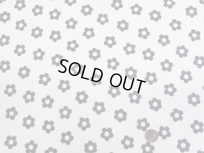 画像2: フェミニンフラワー　フワラー・花柄　オックス生地　ラミネートはぎれ２０ｃｍ↑(オフホワイト) (2)