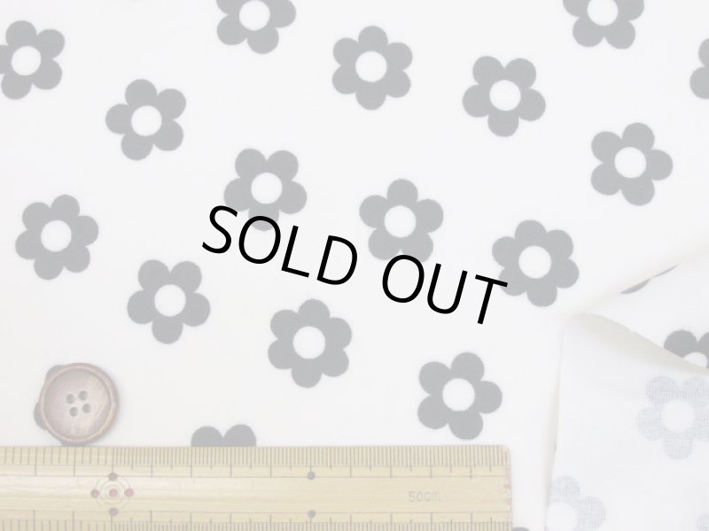 画像3: フェミニンフラワー　フワラー・花柄　オックス生地　ラミネートはぎれ２０ｃｍ↑(オフホワイト) (3)