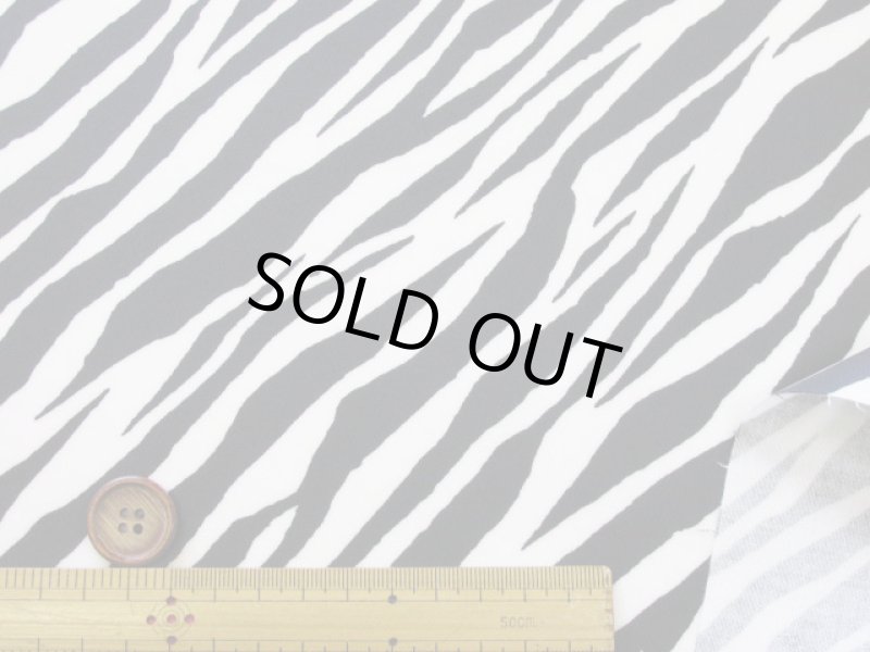 画像4: アニマルプリント　ゼブラ　シマウマ柄　ツイル生地　ラミネートはぎれ２０ｃｍ↑ (4)