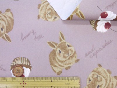 画像2: ウサギとカップケーキ うさぎ・ケーキ・動物柄 オックス生地 ラミネート つや消し コスモテキスタイル