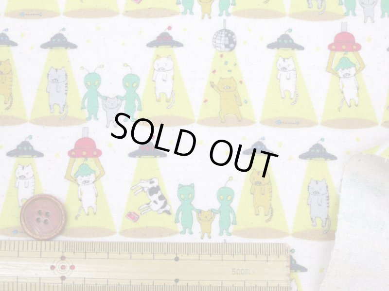 画像4: さらわれ猫　UFO 宇宙人 ねこ・ネコ・猫柄　綿麻キャンバス生地　コットンこばやし　ラミネート　つや消し (4)