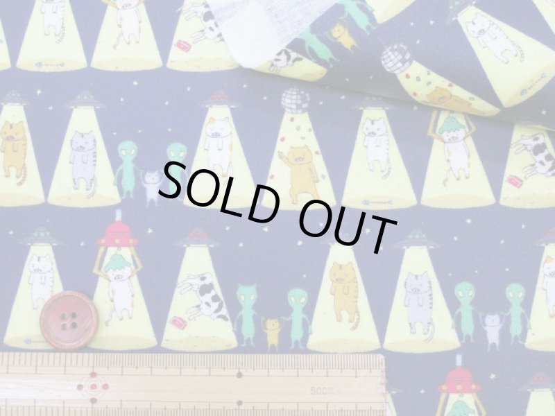 画像7: さらわれ猫　UFO 宇宙人 ねこ・ネコ・猫柄　綿麻キャンバス生地　コットンこばやし　ラミネート　つや消し (7)