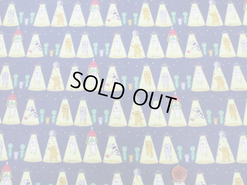 画像6: さらわれ猫　UFO 宇宙人 ねこ・ネコ・猫柄　綿麻キャンバス生地　コットンこばやし　ラミネート　つや消し (6)