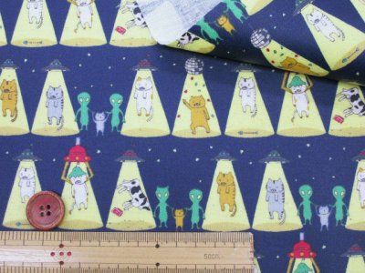 画像2: さらわれ猫　UFO 宇宙人 ねこ・ネコ・猫柄　綿麻キャンバス生地　コットンこばやし　ラミネート　つや消し