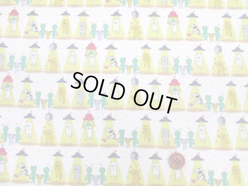 画像3: さらわれ猫　UFO 宇宙人 ねこ・ネコ・猫柄　綿麻キャンバス生地　コットンこばやし　ラミネート　つや消し (3)