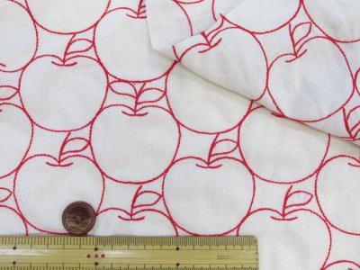 画像1: 毎年完売の人気生地!!　刺繍幅約96cm　アップル・りんご・林檎・リンゴ柄　シーチング生地