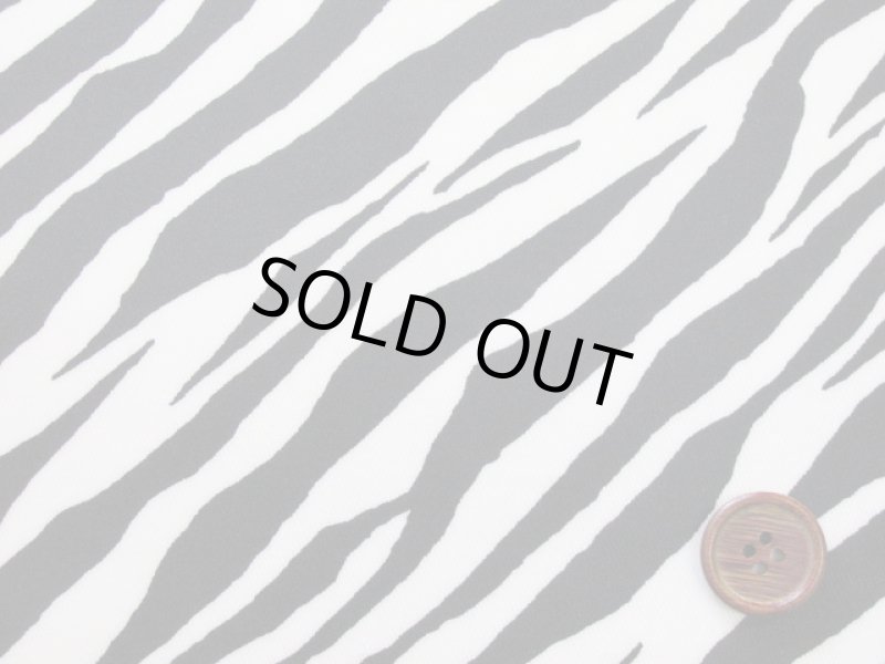 画像2: アニマルプリント　ゼブラ　シマウマ柄　ツイル生地　ラミネートはぎれ２０ｃｍ↑ (2)