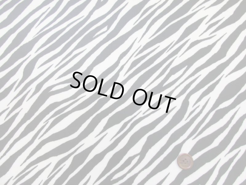 画像3: アニマルプリント　ゼブラ　シマウマ柄　ツイル生地　ラミネートはぎれ２０ｃｍ↑ (3)