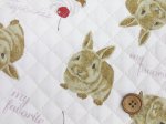 画像2: ウサギとカップケーキ うさぎ・ケーキ・動物柄 オックス生地 全針キルト (生成り) (2)