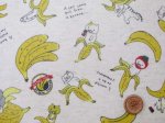 画像1: 綿麻キャンバス　バナナキャット・猫柄　(生成り)　 ラミネート　つや消し (1)